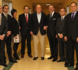 Don Juan Carlos tras recibir el alta hospitalaria, con el equipo médico que le ha intervenido